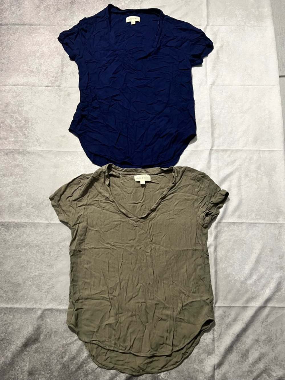 cloth & stone Short Sleeve V-Neck Tee in Navy and Olive